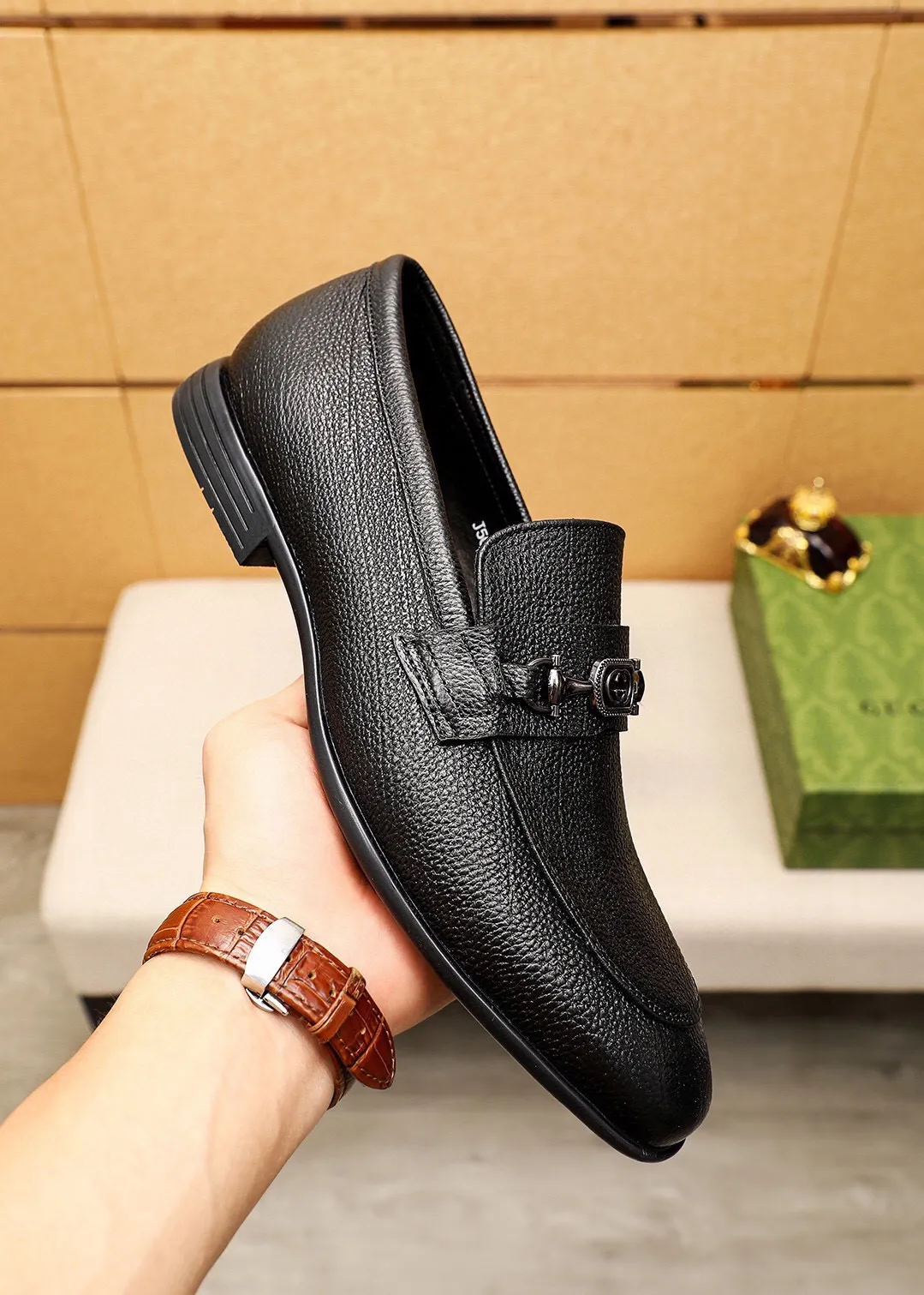 Men's shoes 💰460 💐 Product trademark: GUCCI "Gucci" casual leather shoes Regular size: 39-44 (38.45.46🉑️Customized) Product materials: Selected imported first-layer calfskin upper + luxury hardware buckle, imported cowhide leather lining. Strong three-dimensional visual effect, rubber outsole Color: 1⃣️color optional